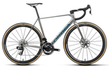 ORCA M11e LTD PWR 2027 - <br> Spark Silver/Titan Grey <br> > Dostupno na webshopu
