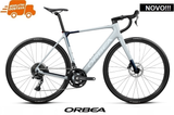GAIN M40 2026 E-BIKE - Halo Silver/Blue Carbon <br> > Dostupno na webshopu