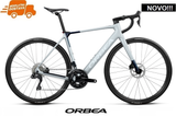 GAIN M30i 2026 E-BIKE - Halo Silver/Blue Carbon <br> > Dostupno na webshopu