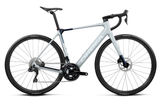GAIN M30i 2026 E-BIKE - Halo Silver/Blue Carbon <br> > Dostupno na webshopu
