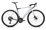 GAIN M40 2026 E-BIKE - Halo Silver/Blue Carbon <br> > Dostupno na webshopu