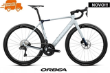 GAIN M20i 2026 E-BIKE - Halo Silver/Blue Carbon <br> > Dostupno na webshopu