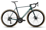 ORCA M20i LTD PWR 2027 - <br> Escape Green/Carbon View <br> > Dostupno na webshopu