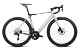 GAIN M20i 2026 E-BIKE - Halo Silver/Blue Carbon <br> > Dostupno na webshopu