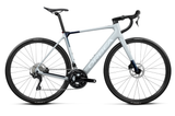 GAIN M30 2026 E-BIKE - Halo Silver/Blue Carbon <br> > Dostupno na webshopu