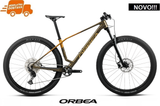 ALMA M50 2027 - Caramel Carbon/Leo Orange <br> > Dostupno na webshopu