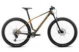 ALMA M50 2027 - Caramel Carbon/Leo Orange <br> > Dostupno na webshopu