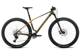 ALMA M20 2027 - Caramel Carbon/Leo Orange <br> > Dostupno na webshopu