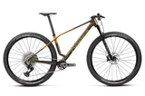 ALMA M-PRO 2027 - Caramel Carbon/Leo Orange <br> > Dostupno na webshopu
