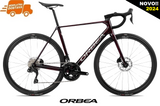 ORCA M35i 2025 -  <br> Wine Red <br> > Dostupno na webshopu