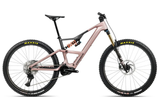 RISE LT M-TEAM 2026 - Desert Rose/Carbon Matt <br> > Dostupno na webshopu