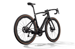 DOGMA GR 2026 - Sram Red 1x13 - Black on Black <br> > Dostupno na webshopu