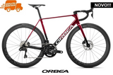 ORCA M20i TEAM ED PWR 2026 - <br> Rocket Red/Carbon Raw <br> > Dostupno na webshopu